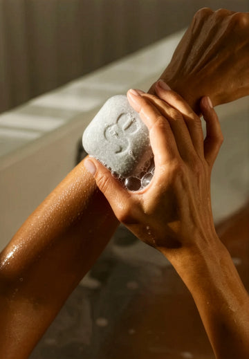 Naturalna kostka myjąco-peelingująca WASH & SCRUB